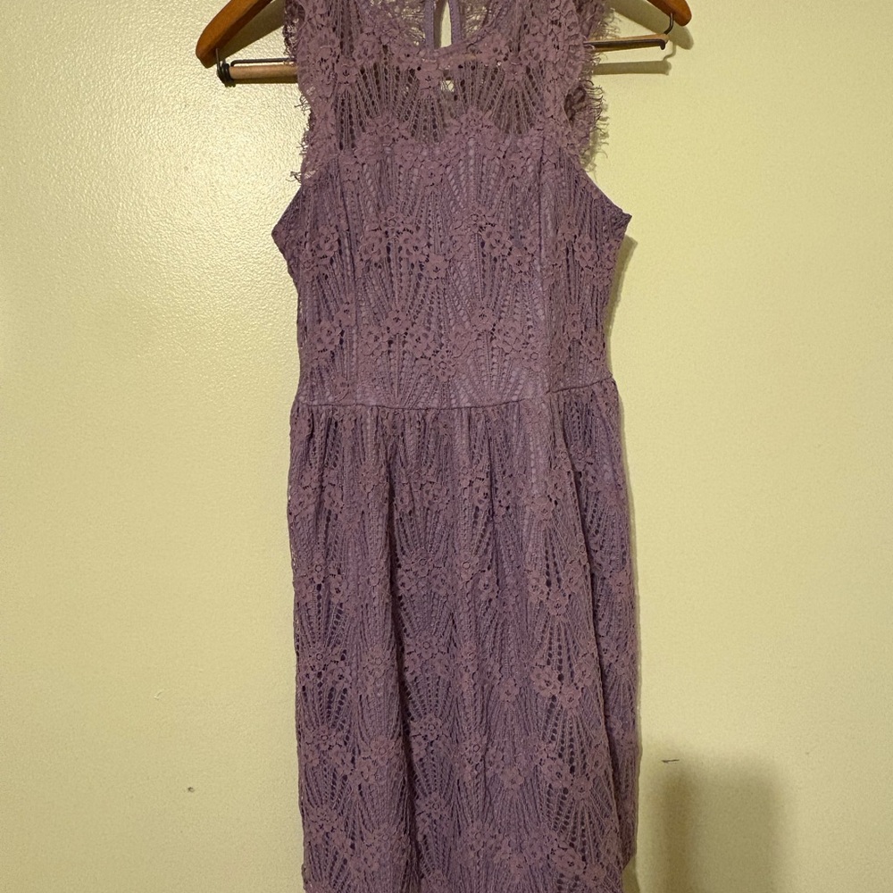 Sleeveless Lilac Lace Midi Dress